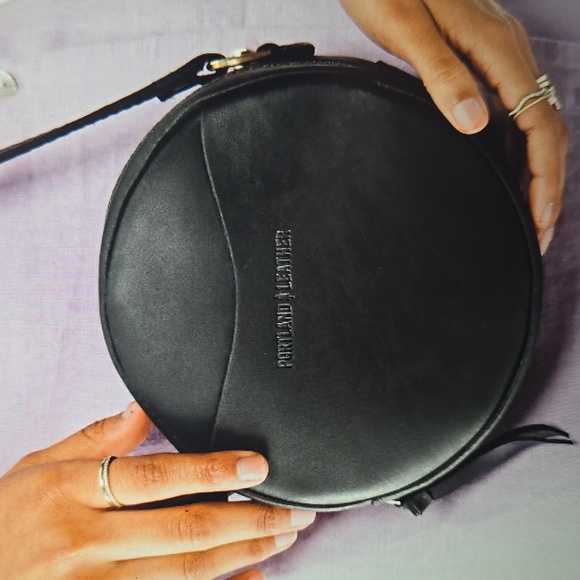 🍉 New Portland Leather Small Circle Crossbody Black Purse Bag - Picture 1 of 5